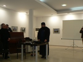 Монах от Атон пристигна в Казанлък за откриване на фото изложба 