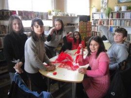 Работилницата за мартеници към библиотеката привлече деца от Община Казанлък / Новини от Казанлък