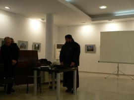 Монах от Атон пристигна в Казанлък за откриване на фото изложба 