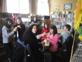 Работилницата за мартеници към библиотеката привлече деца от Община Казанлък