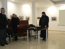 Монах от Атон пристигна в Казанлък за откриване на фото изложба  / Новини от Казанлък