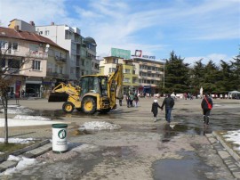 Изчистиха снега от площад 