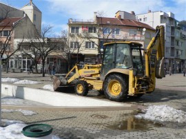 Изчистиха снега от площад 