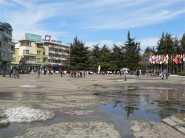 Изчистиха снега от площад 