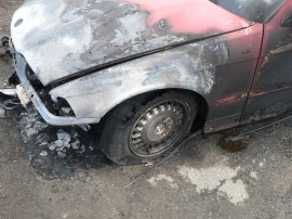 Снимки от изгорялото тази вечер БМВ