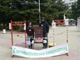 Младежите продадоха мартеници за 300 лева в помощ на Пламен Начев / Новини от Казанлък