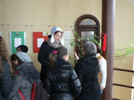 Доброволци от други страни присъстваха на изложба на мартеници