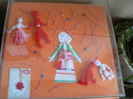 Доброволци от други страни присъстваха на изложба на мартеници