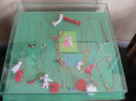 Доброволци от други страни присъстваха на изложба на мартеници