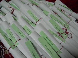 Васил Самарски дари със мартенски свитък децата в НЧ