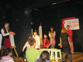 Деца се забавляваха в Шоу за Баба Марта