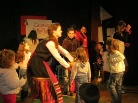 Деца се забавляваха в Шоу за Баба Марта