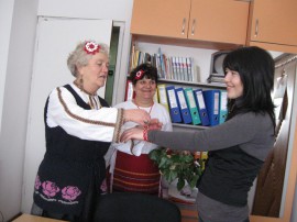 Деца и възрастни закичиха администрацията в Казанлък вчера / Новини от Казанлък