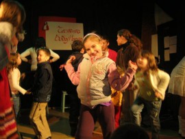 Деца се забавляваха в Шоу за Баба Марта