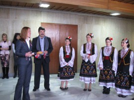 Деца и възрастни закичиха администрацията в Казанлък вчера