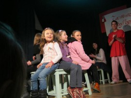 Деца се забавляваха в Шоу за Баба Марта