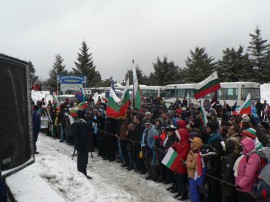 Въпреки студа хиляди хора отново се качиха до Шипка