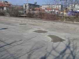 Само днес положиха 3 кубика бетон в дупките на Казанлък / Новини от Казанлък