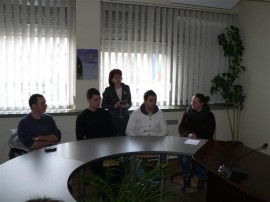 Младежи дариха на свой връстник средства нужни му за операция