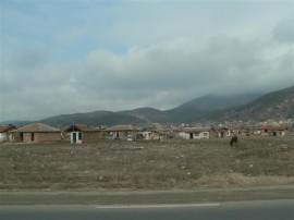 Видео: Кметът на Мъглиж е твърдо решен да премахне незаконните постройки в ромската махала