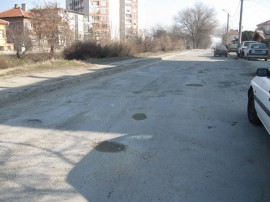 Само днес положиха 3 кубика бетон в дупките на Казанлък