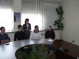 Младежи дариха на свой връстник средства нужни му за операция