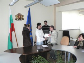 Младежи дариха на свой връстник средства нужни му за операция