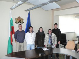 Младежи дариха на свой връстник средства нужни му за операция