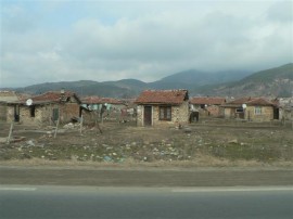 Видео: Кметът на Мъглиж е твърдо решен да премахне незаконните постройки в ромската махала