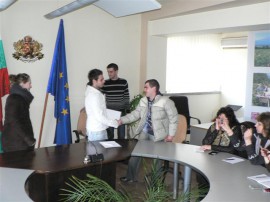 Младежи дариха на свой връстник средства нужни му за операция