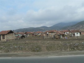 Видео: Кметът на Мъглиж е твърдо решен да премахне незаконните постройки в ромската махала