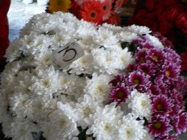 Въпреки кризата пълни заведения и букети от по 25 лева чакат казанлъчани за утрешния ден