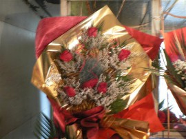 Въпреки кризата пълни заведения и букети от по 25 лева чакат казанлъчани за утрешния ден