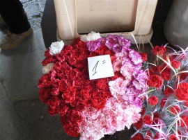 Въпреки кризата пълни заведения и букети от по 25 лева чакат казанлъчани за утрешния ден