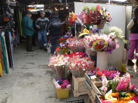 Въпреки кризата пълни заведения и букети от по 25 лева чакат казанлъчани за утрешния ден