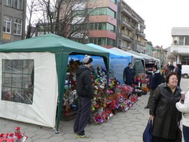 Въпреки кризата пълни заведения и букети от по 25 лева чакат казанлъчани за утрешния ден