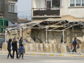 Разрушават незаконно построен навес на заведение