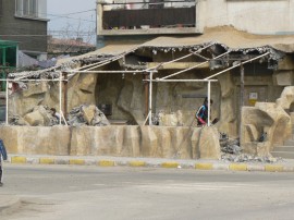 Разрушават незаконно построен навес на заведение / Новини от Казанлък