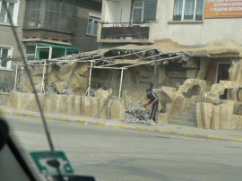 Разрушават незаконно построен навес на заведение