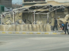 Разрушават незаконно построен навес на заведение