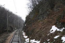 Влакове се движат с 5 км/ч заради срутване в участъка Радунци-Дъбово