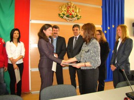 Кметът Галина Стоянова връчи сертификат „Мениджър за един ден” на  казанлъшки ученици / Новини от Казанлък