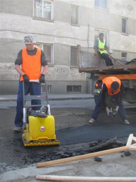 С първата пролет се появиха и първите асфалтирани дупки