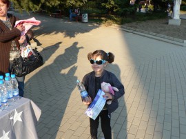 400 литра минерална вода раздадоха младежите на ГЕРБ