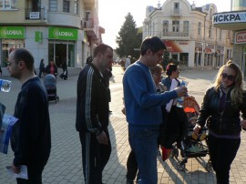 400 литра минерална вода раздадоха младежите на ГЕРБ