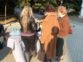 400 литра минерална вода раздадоха младежите на ГЕРБ