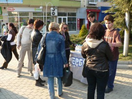 400 литра минерална вода раздадоха младежите на ГЕРБ / Новини от Казанлък
