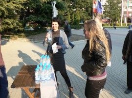 400 литра минерална вода раздадоха младежите на ГЕРБ