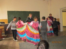 В училището в село Хаджидимитрово посрещнаха група за ромски фолклор 