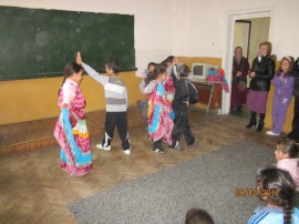 В училището в село Хаджидимитрово посрещнаха група за ромски фолклор 